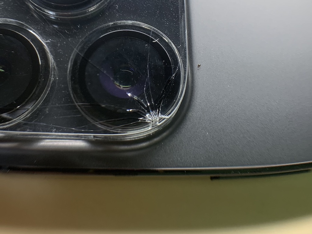 iPhone 14 Pro Max のカメラレンズ保護ガラスが3日で割れました。